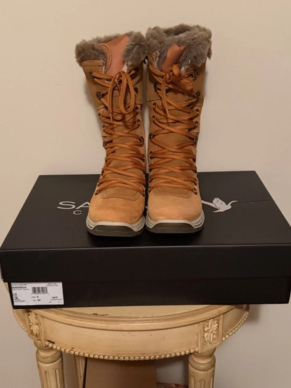 Santana Canada Marinda Tan Faux  Fur-Trim Lace-Up Winter Boots Size 8